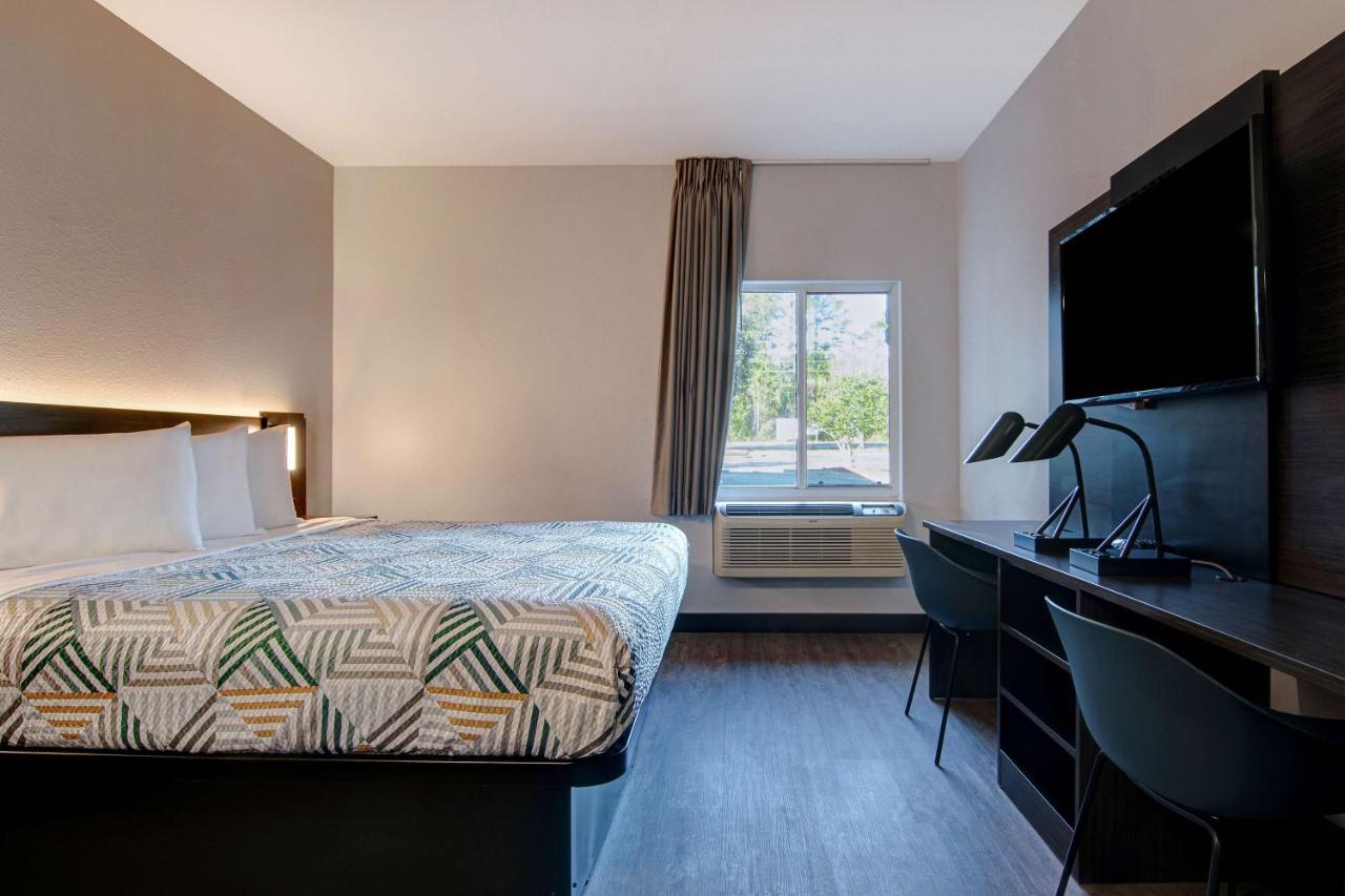 King Room with Roll-in Shower - Disability Access - Non-Smoking at Studio 6 Pensacola, FL - West I-10