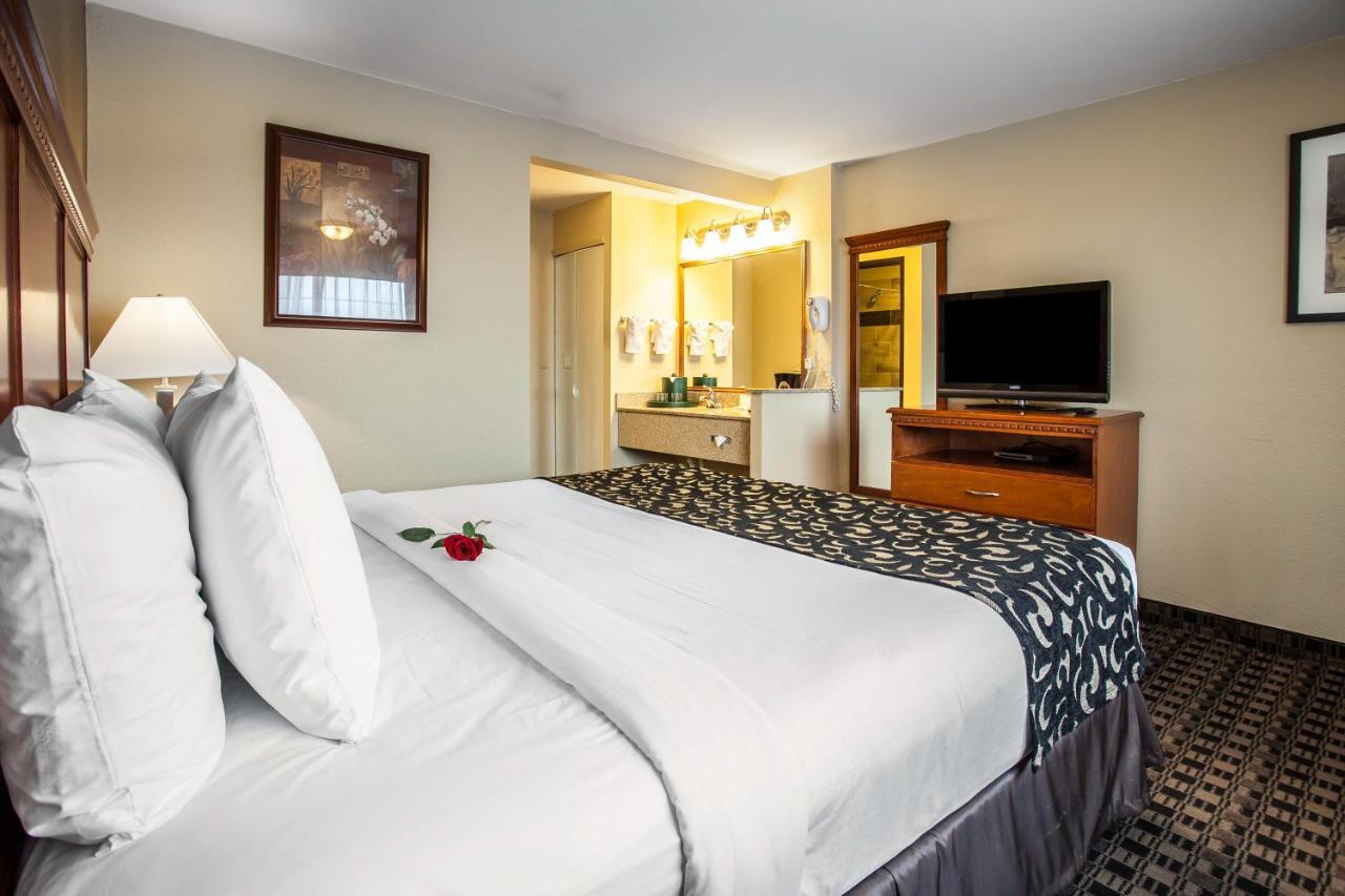 King Room - Non-Smoking at Clarion Inn Renton - Seattle