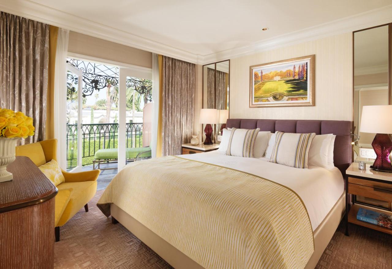 Junior Beverly Hills Suite at The Beverly Hills Hotel