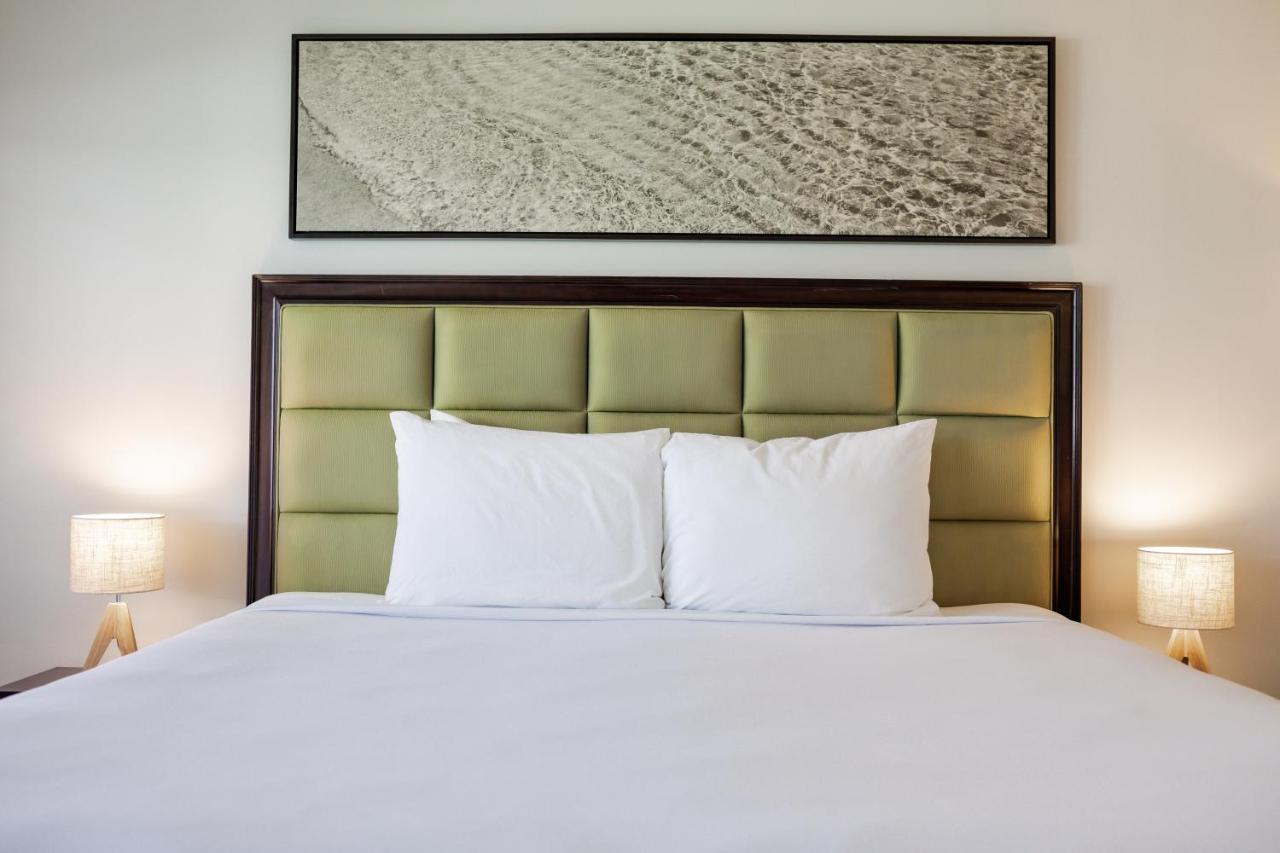 | Maui Seaside Hotel