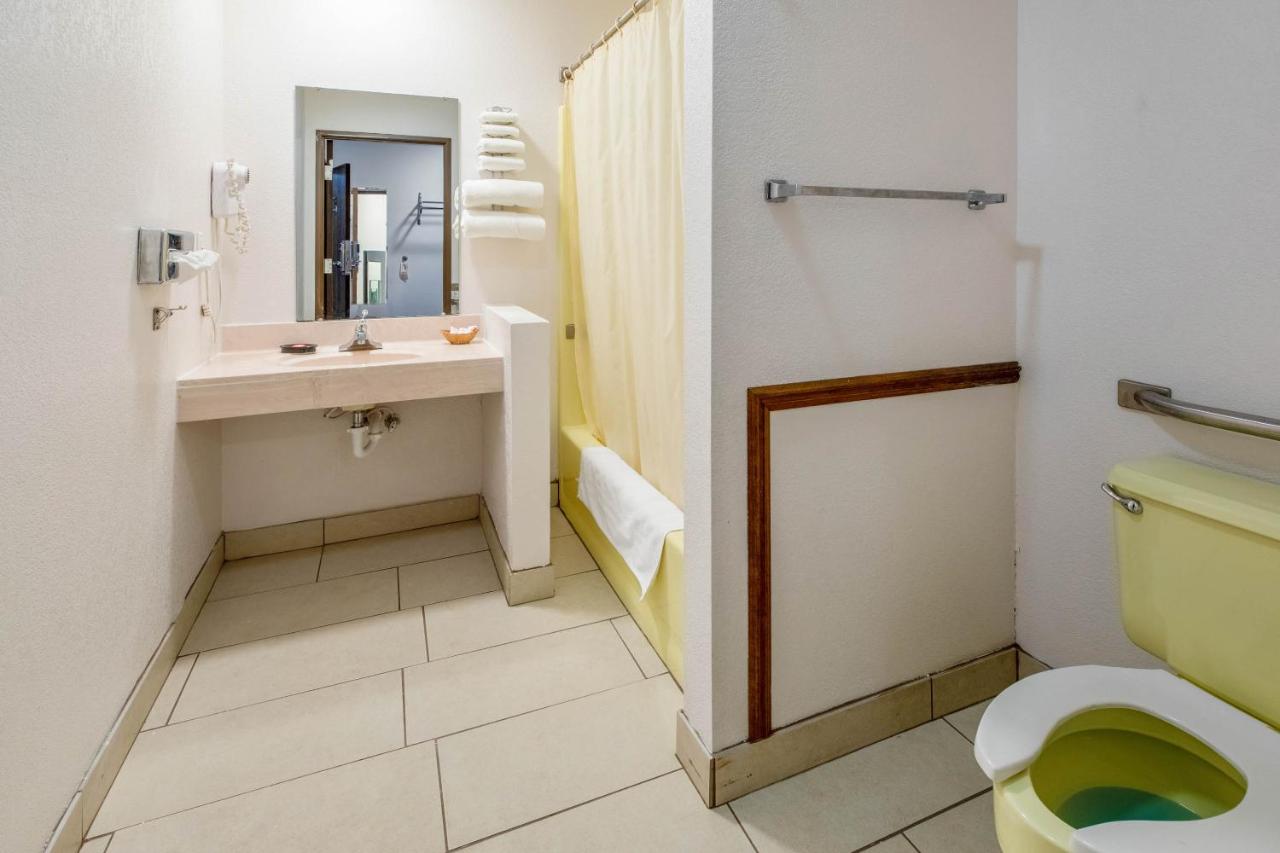 | OYO Hotel Chesaning Route 52 & Hwy 57