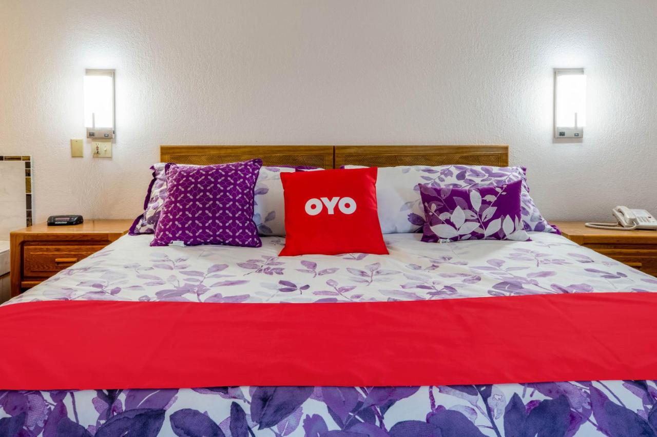 | OYO Hotel Chesaning Route 52 & Hwy 57