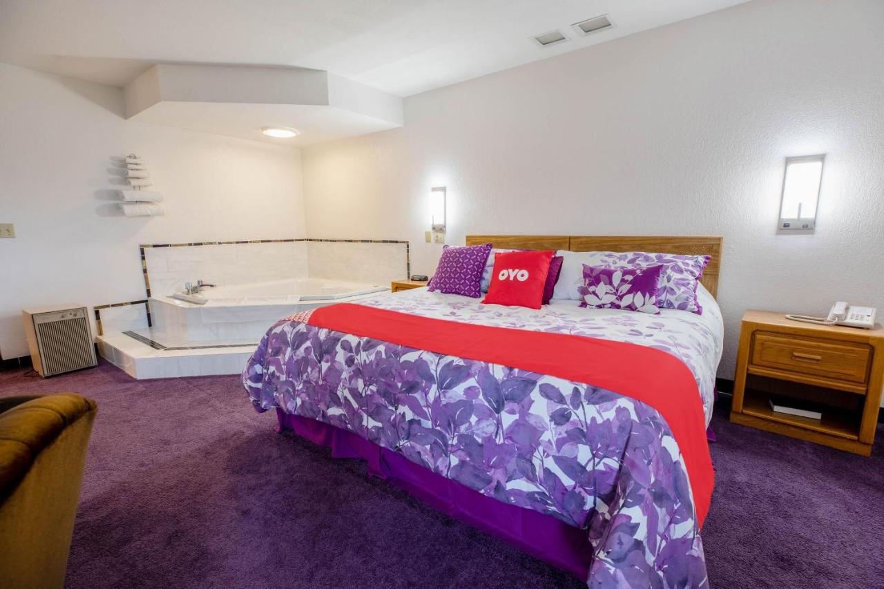 | OYO Hotel Chesaning Route 52 & Hwy 57