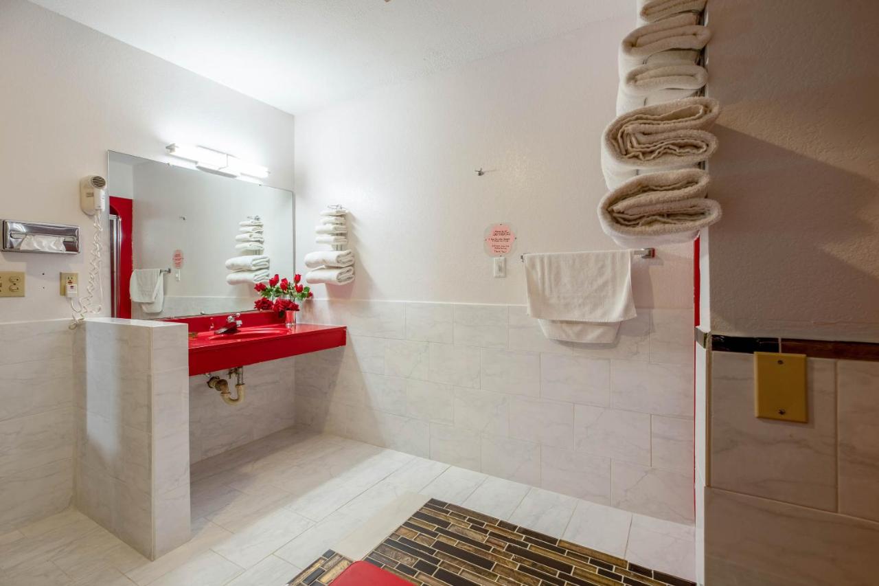 | OYO Hotel Chesaning Route 52 & Hwy 57