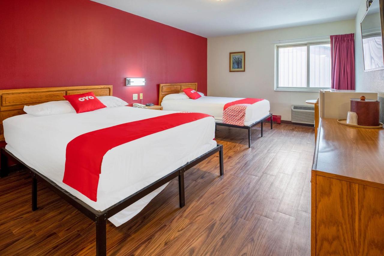 | OYO Hotel Chesaning Route 52 & Hwy 57