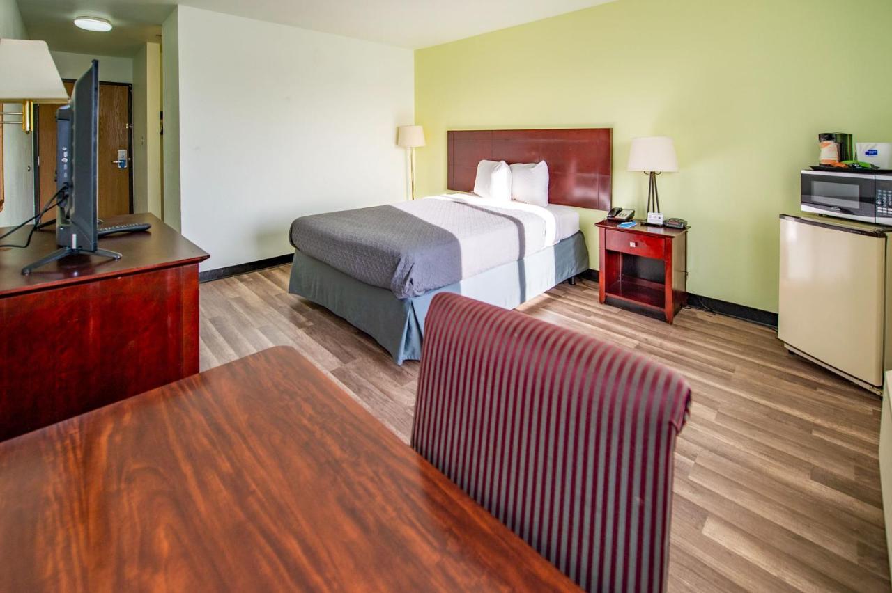 Superior Queen Room - Non-Smoking at Rodeway Inn Central Colorado Springs