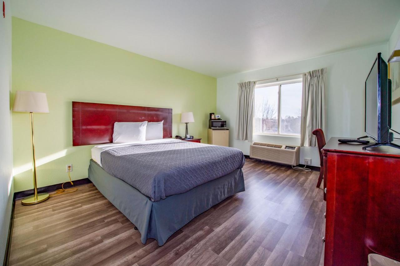 Superior Queen Room - Non-Smoking at Rodeway Inn Central Colorado Springs
