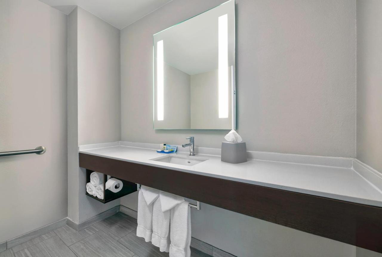 King Room with Mibility Access Tub - Non-Smoking at Holiday Inn Express Hotel & Suites Kansas City - Grandview by IHG