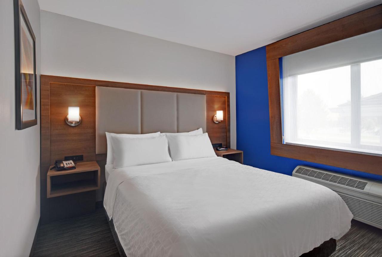 One Queen Bed Whirlpool Suite - Non-Smoking at Holiday Inn Express Marshall by IHG
