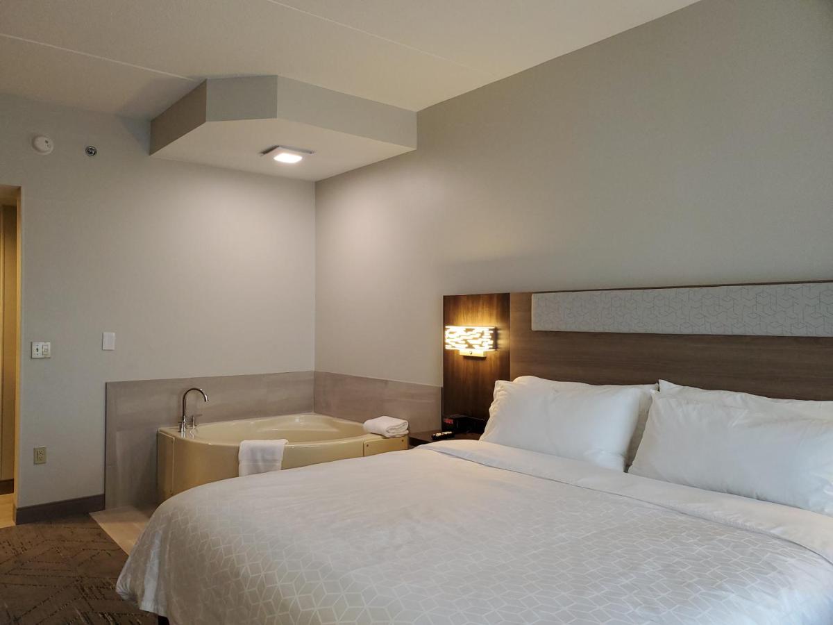 Queen Room with Spa Bath at Holiday Inn Express Hotel & Suites Donegal by IHG