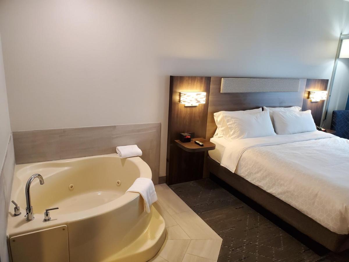 Queen Room with Spa Bath at Holiday Inn Express Hotel & Suites Donegal by IHG