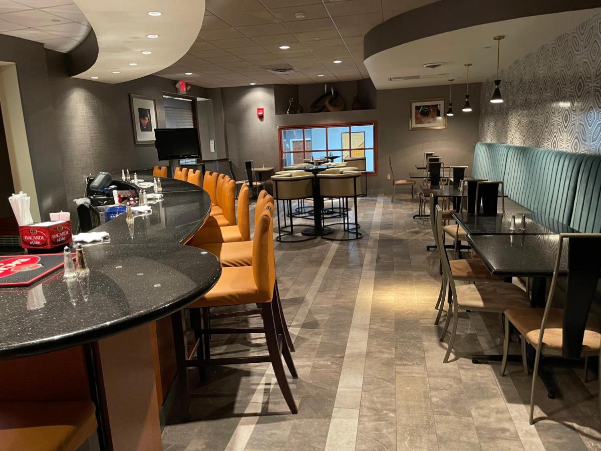 | Holiday Inn Martinsburg, an IHG Hotel