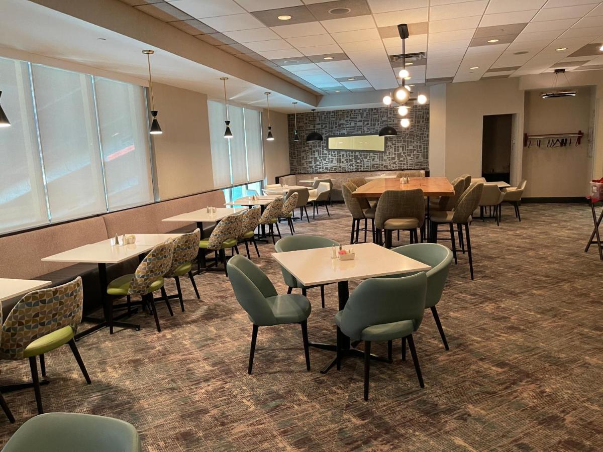 | Holiday Inn Martinsburg, an IHG Hotel
