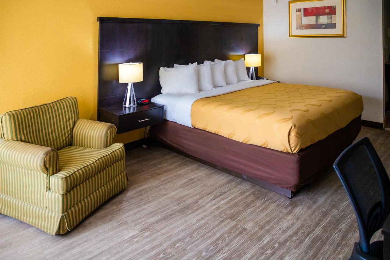 King Room - Smoking at Quality Inn Richmond Hill - Savannah I-95