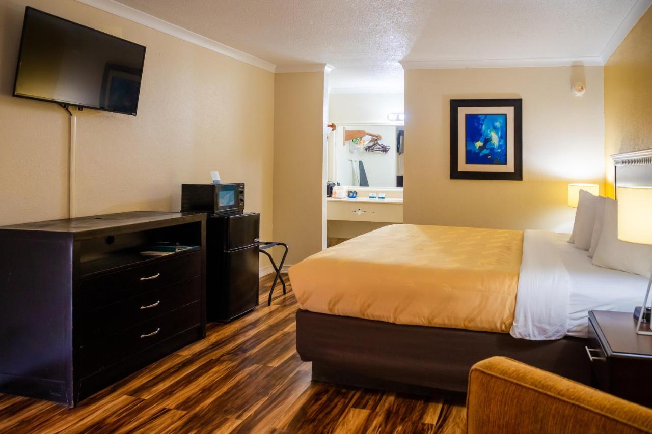 King Room - Smoking at Quality Inn Richmond Hill - Savannah I-95