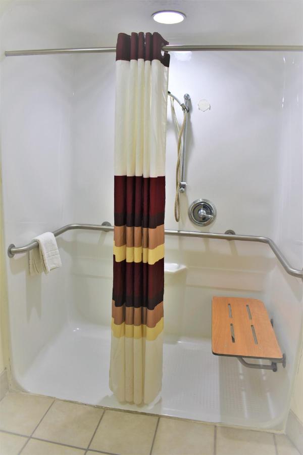 King Room with Roll-In Shower - Mobility Access/Non-Smoking at Super 8 by Wyndham New Braunfels I-35