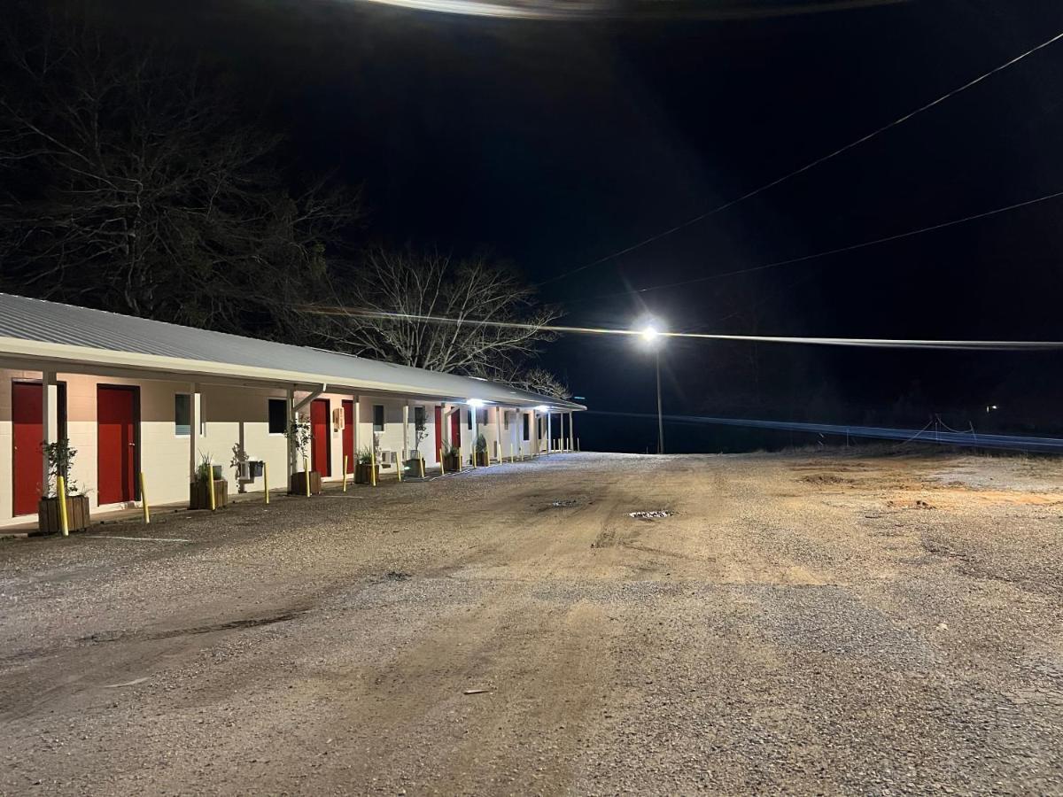 | Driftwood Inn and Lodge by the lake