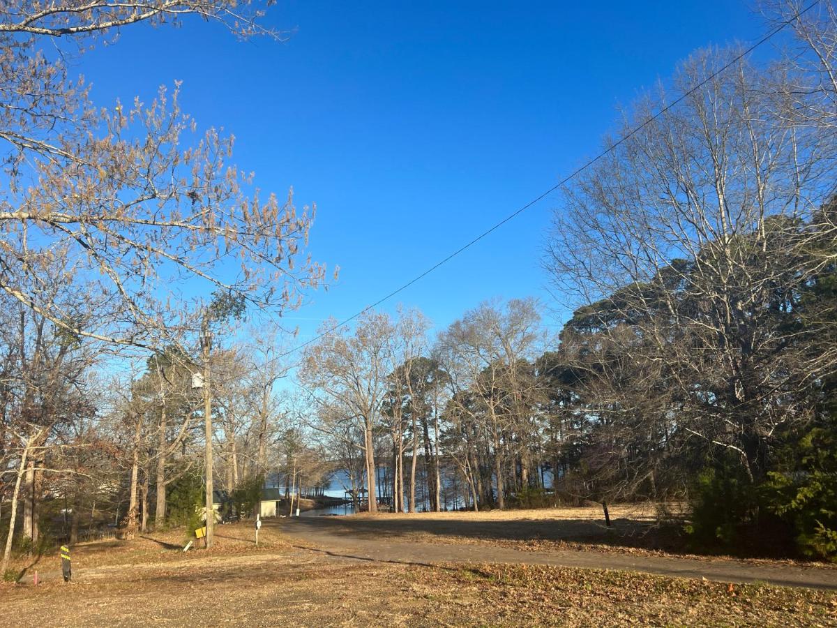 | Driftwood Inn and Lodge by the lake