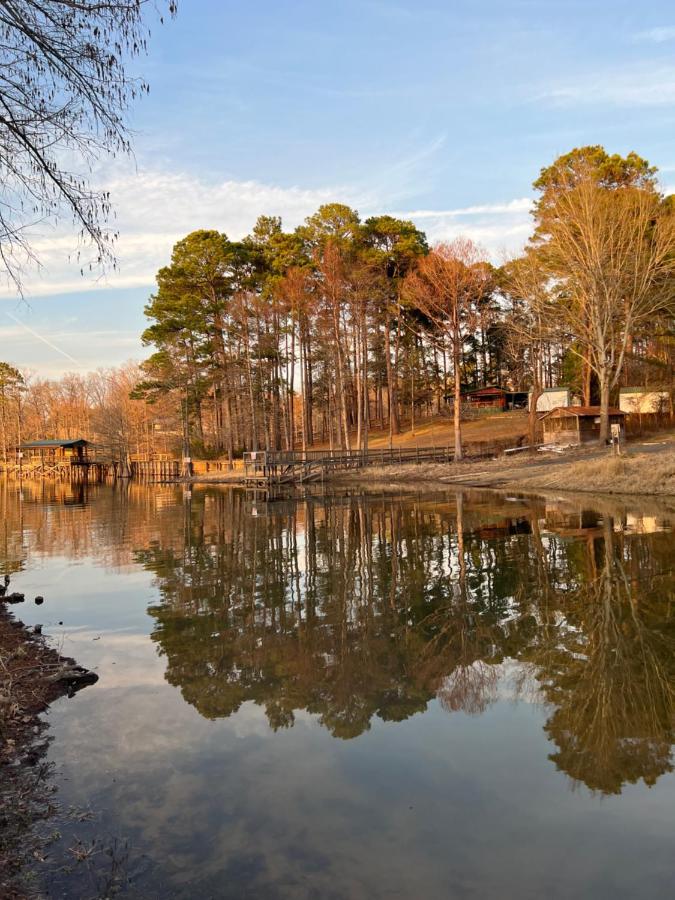 | Driftwood Inn and Lodge by the lake