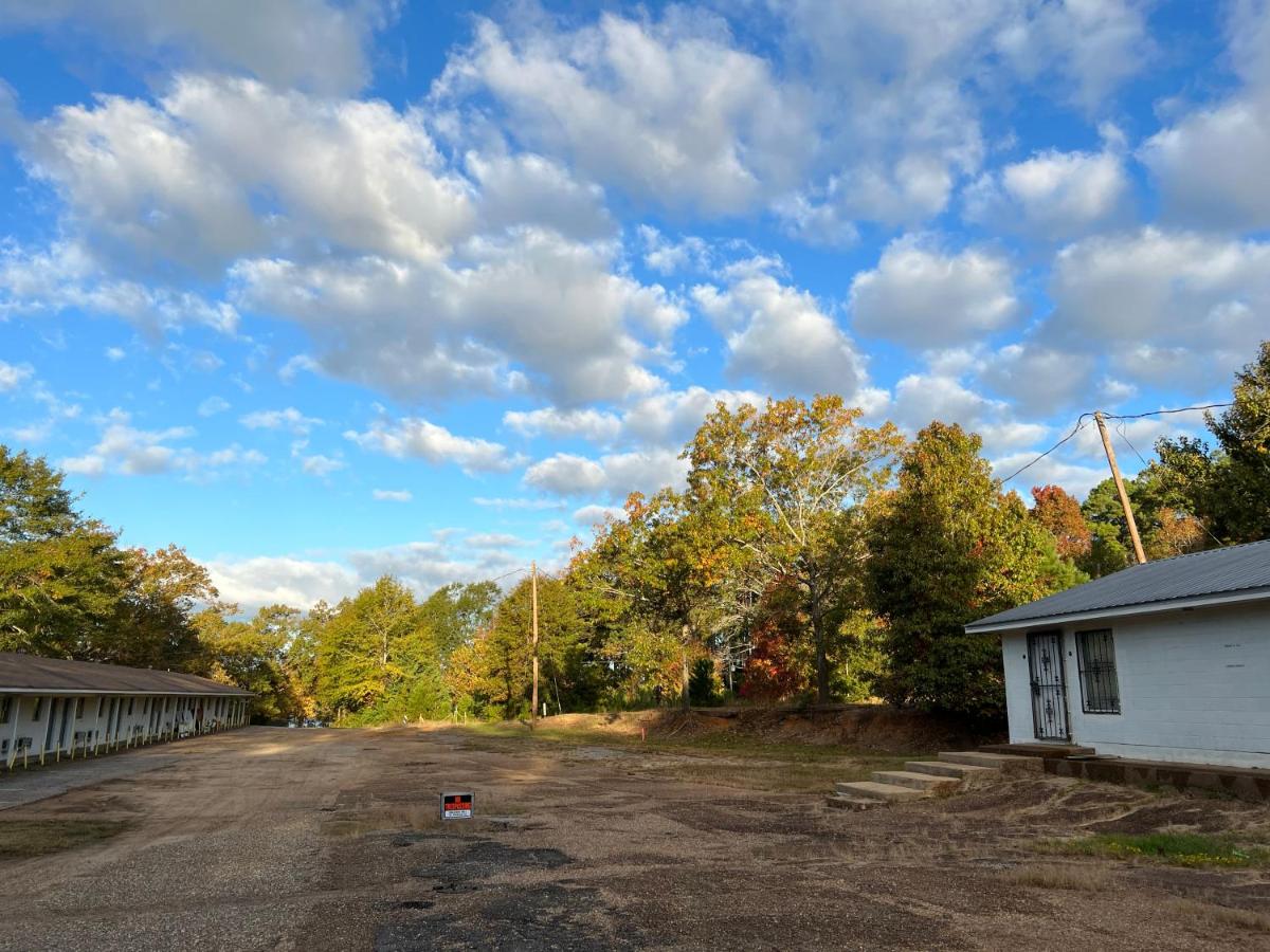 | Driftwood Inn and Lodge by the lake