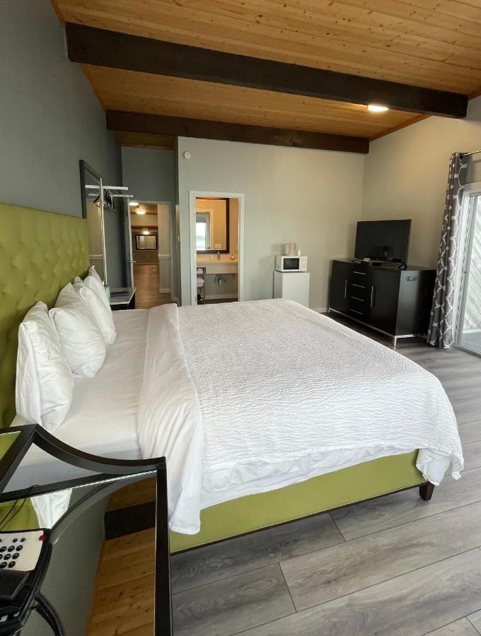 Deluxe King Room at Tides Inn & Suites