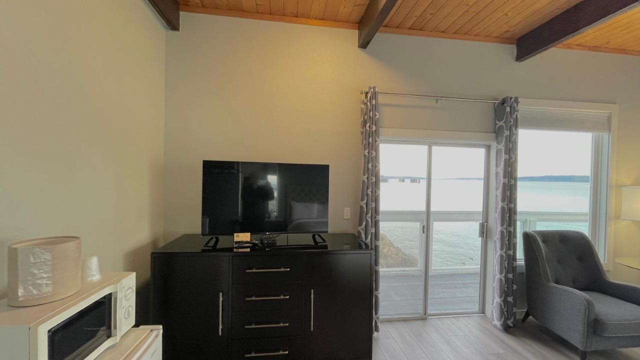 Deluxe King Room at Tides Inn & Suites