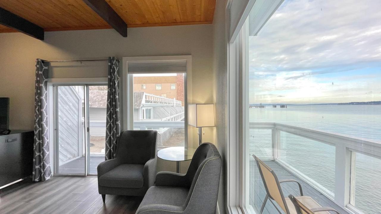 Deluxe King Room at Tides Inn & Suites