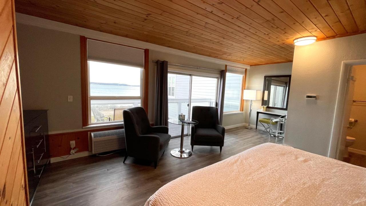 Deluxe King Suite at Tides Inn & Suites