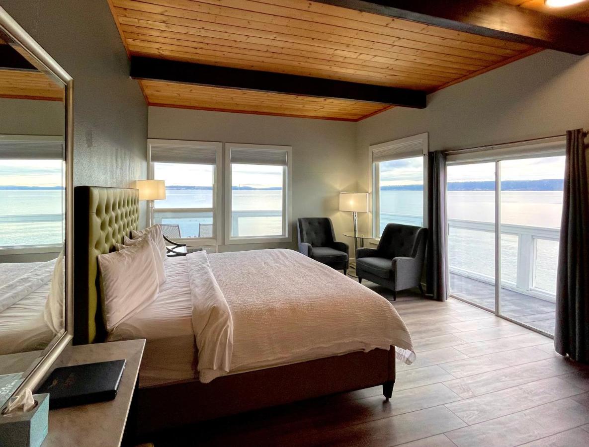 Deluxe King Room at Tides Inn & Suites