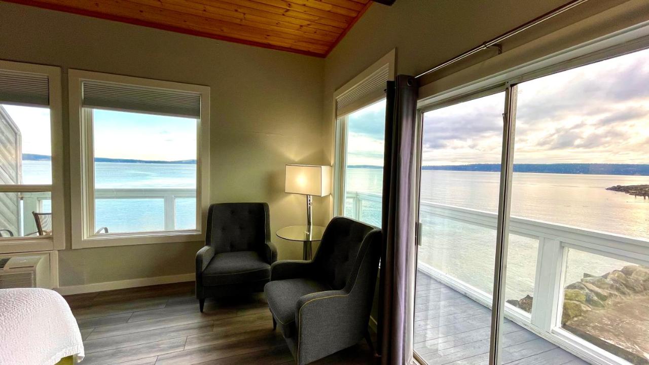 Deluxe King Room at Tides Inn & Suites
