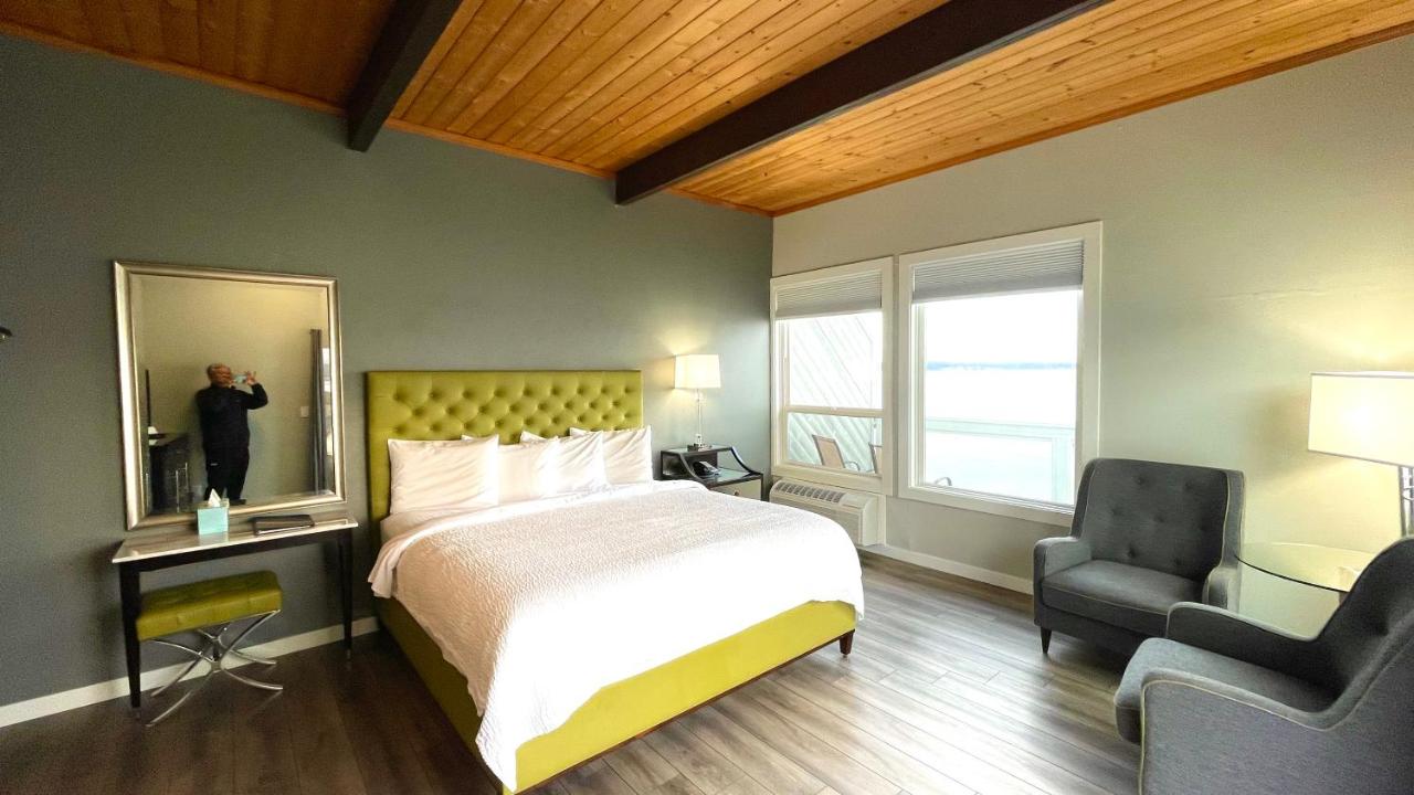 Deluxe King Room at Tides Inn & Suites