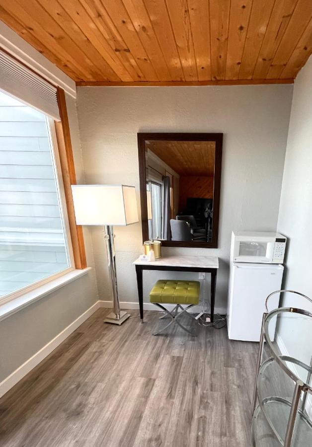 Deluxe King Room at Tides Inn & Suites
