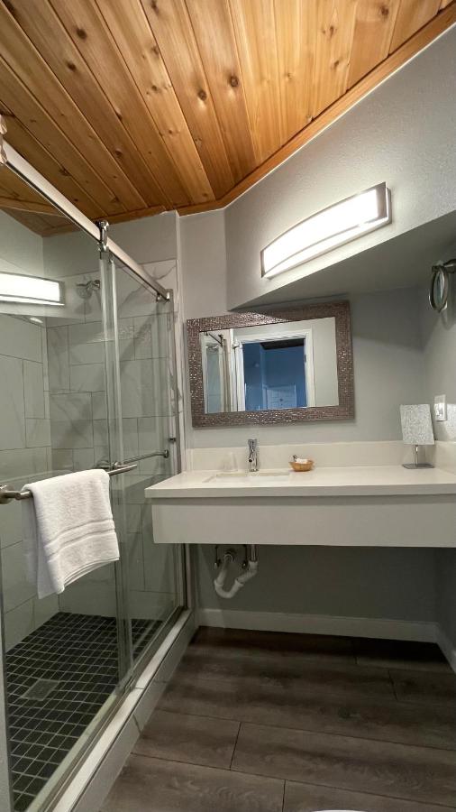 Deluxe Double Room with Balcony and Sea View at Tides Inn & Suites