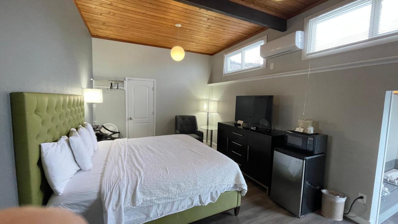 Deluxe Double Room with Balcony and Sea View at Tides Inn & Suites