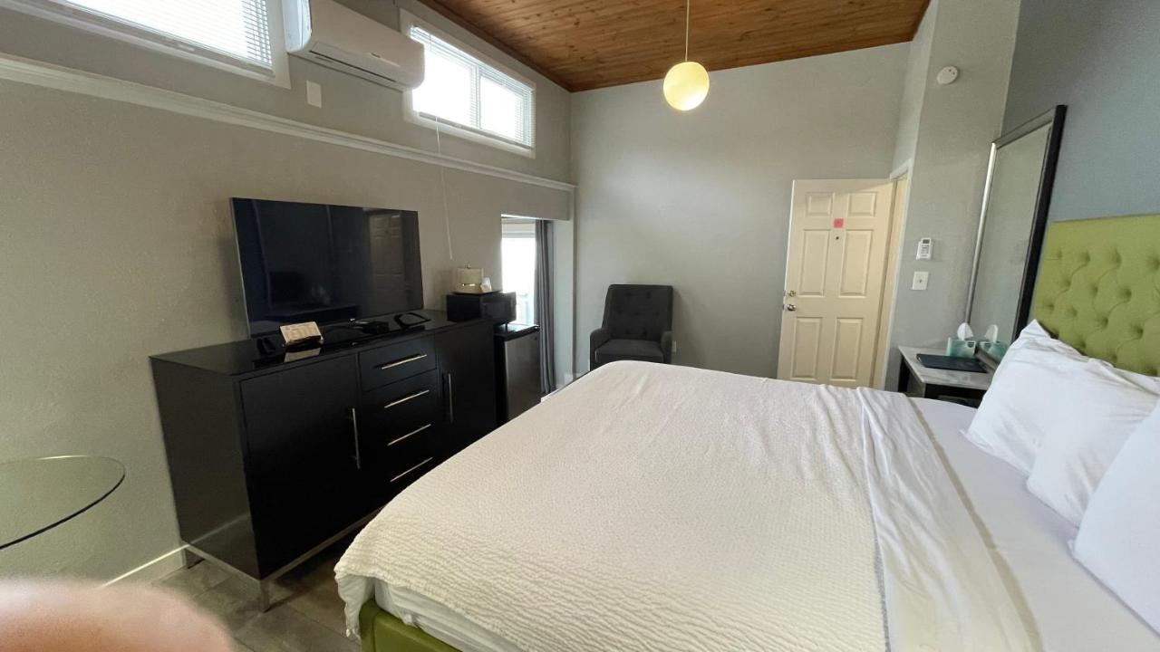 Deluxe Double Room with Balcony and Sea View at Tides Inn & Suites