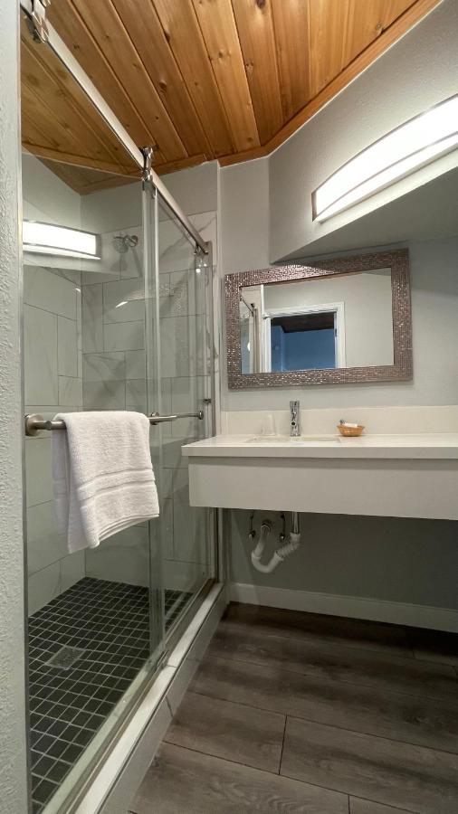 Deluxe Double Room with Balcony and Sea View at Tides Inn & Suites
