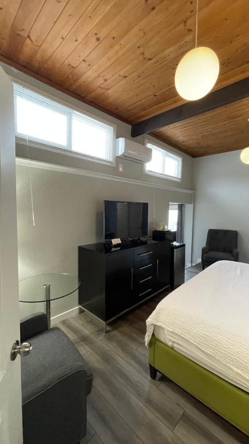Deluxe Double Room with Balcony and Sea View at Tides Inn & Suites