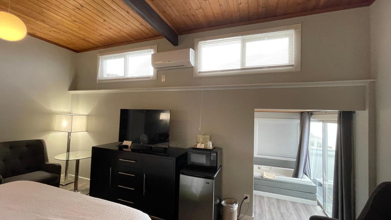 Deluxe Double Room with Balcony and Sea View at Tides Inn & Suites