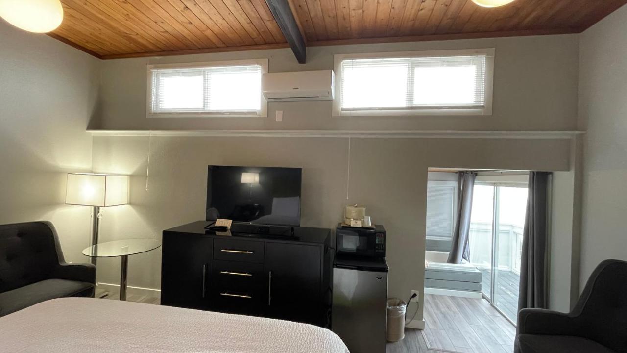Deluxe Double Room with Balcony and Sea View at Tides Inn & Suites