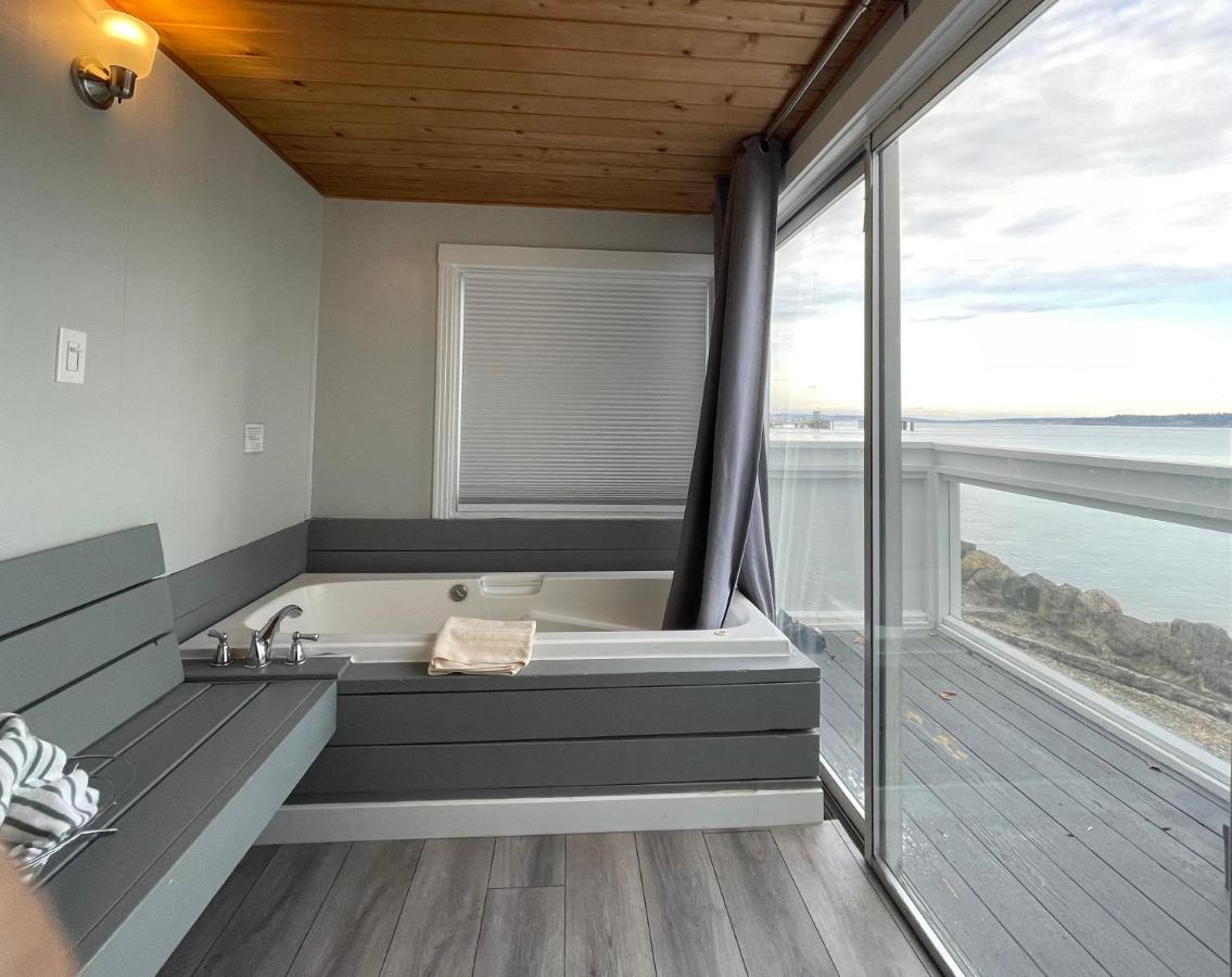Deluxe Double Room with Balcony and Sea View at Tides Inn & Suites