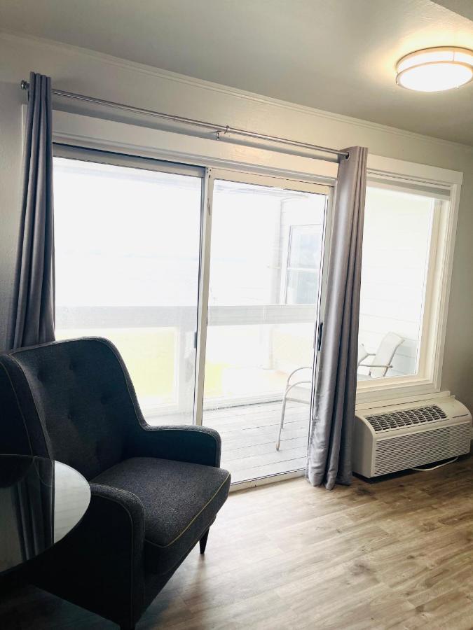 Double Room with Balcony and Sea View at Tides Inn & Suites