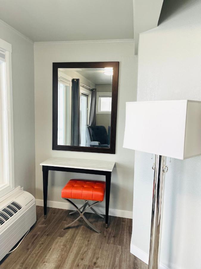 Double Room with Balcony and Sea View at Tides Inn & Suites