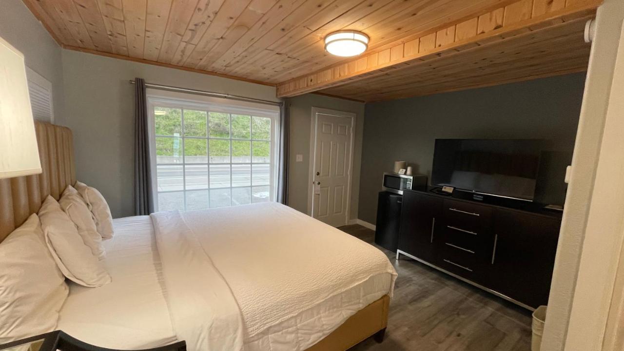 Double Room with Balcony and Sea View at Tides Inn & Suites