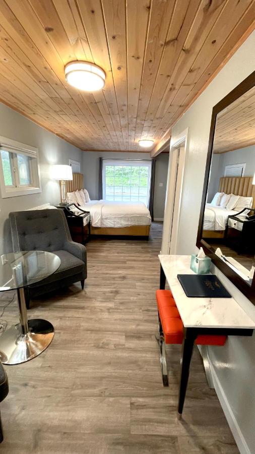 Double Room with Balcony and Sea View at Tides Inn & Suites