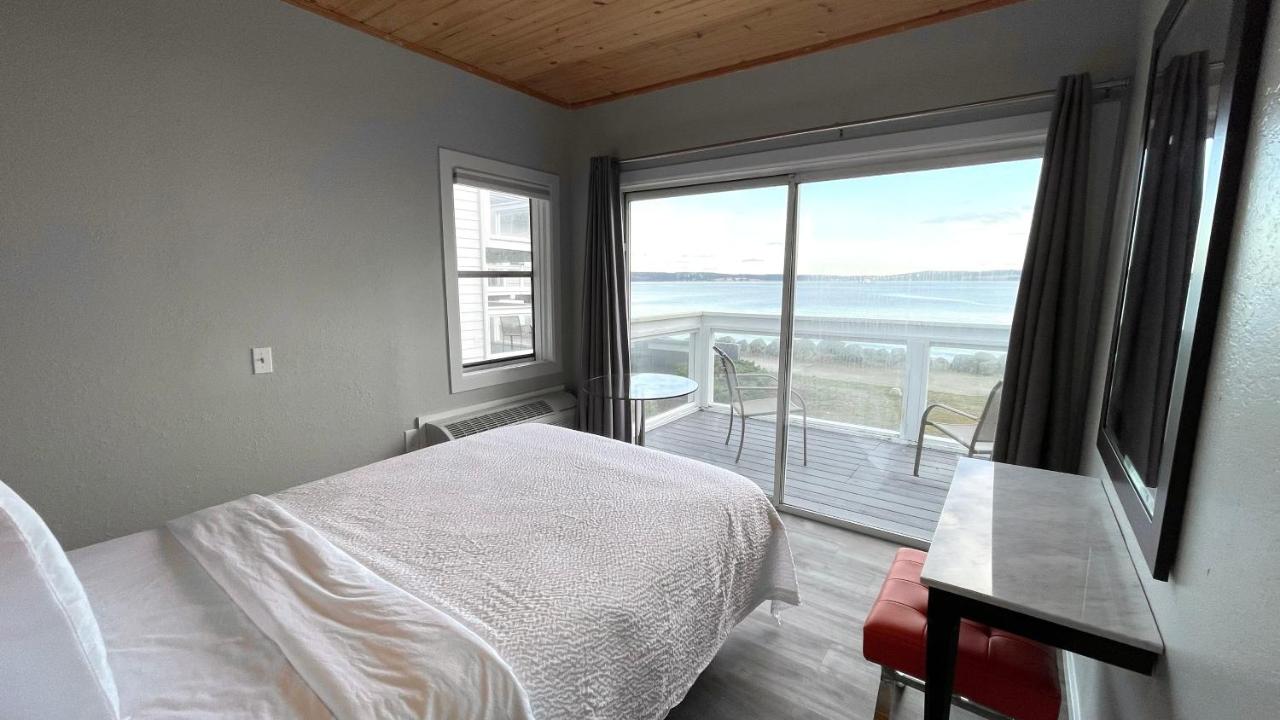 Double Room with Balcony and Sea View at Tides Inn & Suites