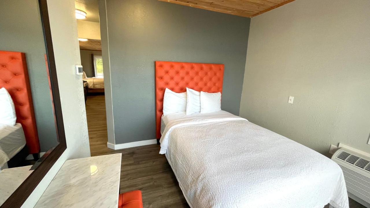 Double Room with Balcony and Sea View at Tides Inn & Suites