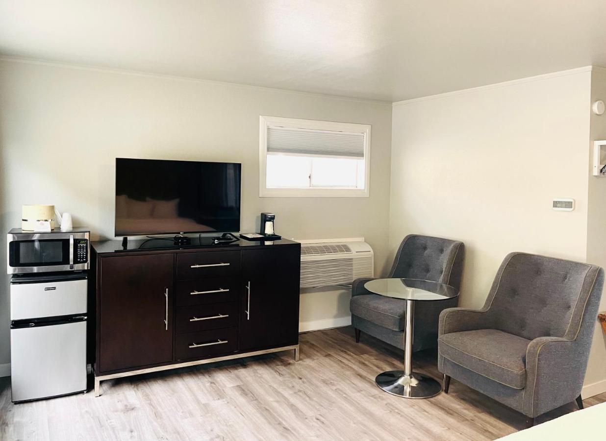 Double Room with Balcony and Sea View at Tides Inn & Suites
