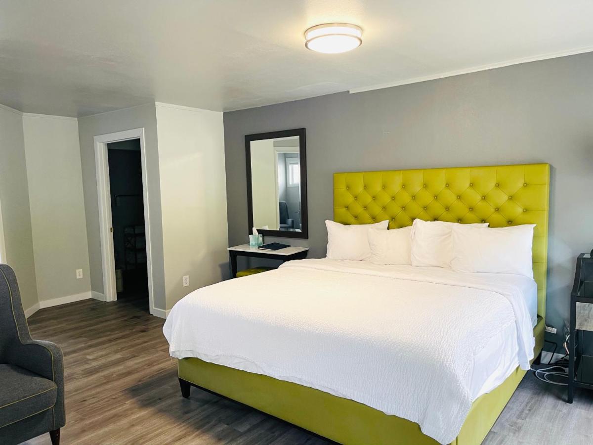 Double Room with Balcony and Sea View at Tides Inn & Suites