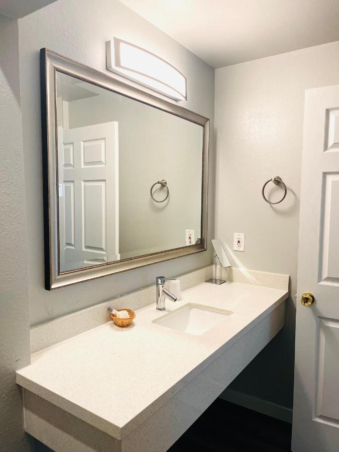 Double Room with Balcony and Sea View at Tides Inn & Suites