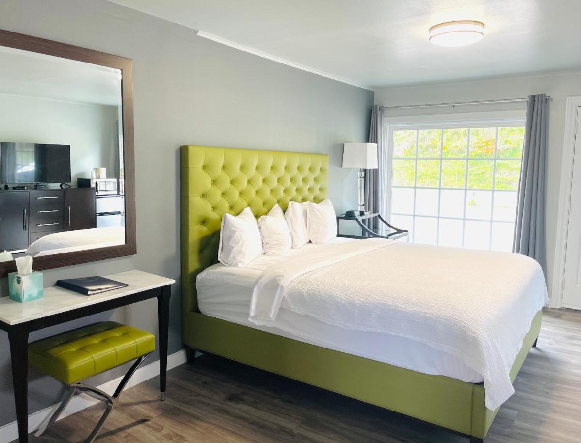 Double Room with Balcony and Sea View at Tides Inn & Suites